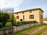 Maison à vendre à Ruffec, Charente - 235 400 € - photo 1