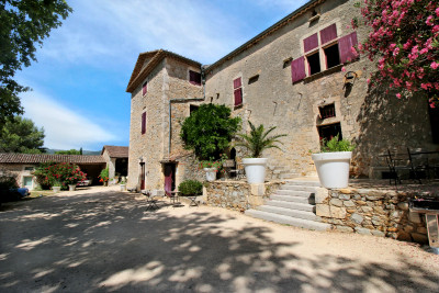 Chateau à vendre à Vallon-Pont-d'Arc, Ardèche, Rhône-Alpes, avec Leggett Immobilier
