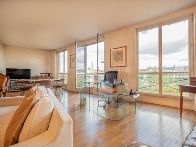 Paris 75005 – Left Bank, Quai de la Tournelle. 101sqm (Loi Carrez), Prestigious address with view on Notre Dame Cathedral and the River Seine for this 2 bedrooms apartment, double exposure, luminous, 4th  floor of a freestone modern building.One apartment per level with direct lift access.