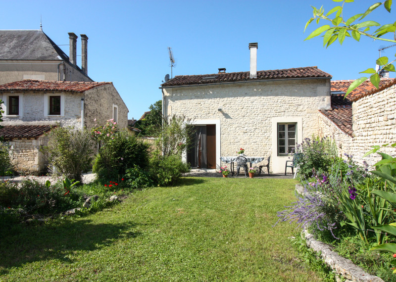 French property for sale in Le Gicq, Charente-Maritime - &#8364;349,800 - photo 2