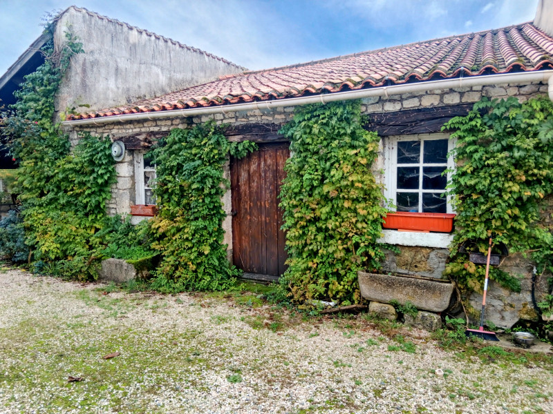 French property for sale in Les Velluire-sur-Vendée, Vendée - €343,200 - photo 2