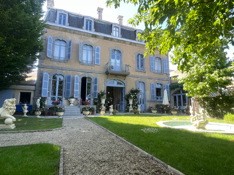 Maison à vendre à Mayenne, Mayenne - 950.000 € - photo 1
