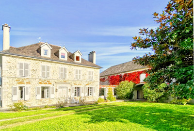 ELEGANT MAISON-DE-MAÎTRE + BARN 230m² + IDEAL FOR B&B + VILLAGE WITH BOULANGERIE + VIEWS OF THE PYRENEES...