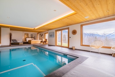 Spacious, stunning new-build chalet, 5 bedrooms, indoor swimming pool and south facing terrace, Meribel valley