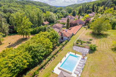 XIth century Templar commandery. Historic residence with crypt and outbuildings. 7.5 ha. Near Périgueux.