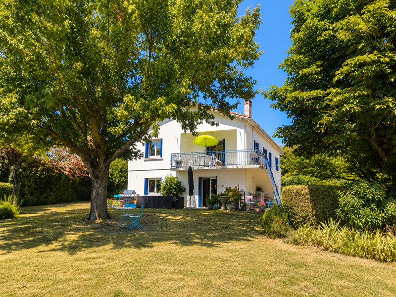 French property for sale in Saint-Dizant-du-Gua, Charente-Maritime - €267,500 - photo 0