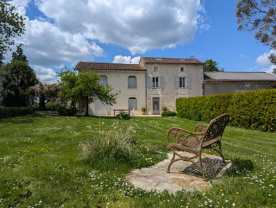 Maison à vendre à Bunzac, Charente, Poitou-Charentes, avec Leggett Immobilier