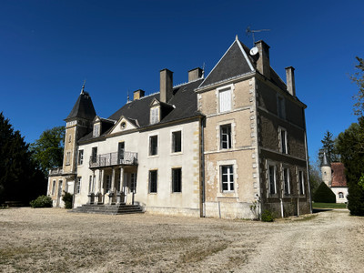 Chateau à vendre à Saint-Loup-des-Chaumes, Cher, Centre, avec Leggett Immobilier