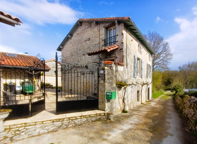 Maison à vendre à Fontenille, Charente, Poitou-Charentes, avec Leggett Immobilier