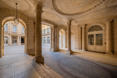 Elegant 3-bedroom flat to renovate in the historic Hôtel de Saige adjacent to Bordeaux’s famous Grand Théâtre 