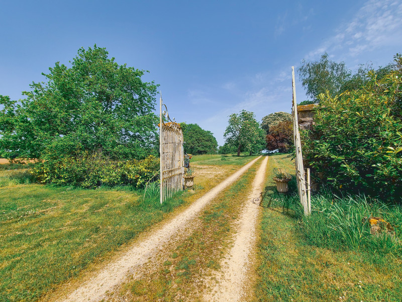 French property for sale in Genouillé, Vienne - €599,000 - photo 3