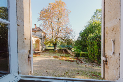 Magnificent stone property of 422m² on the banks of the Garonne 