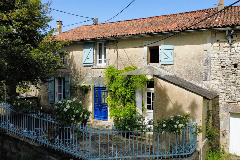 Propriété à vendre à Ruffec, Charente - photoAltPrice