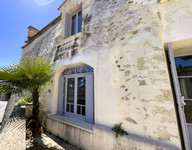 Propriété à vendre à Bourg, Gironde - 450 000 € - photo n°1