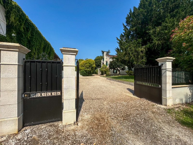 French property for sale in Montauban, Tarn-et-Garonne - €950,000 - photo 1