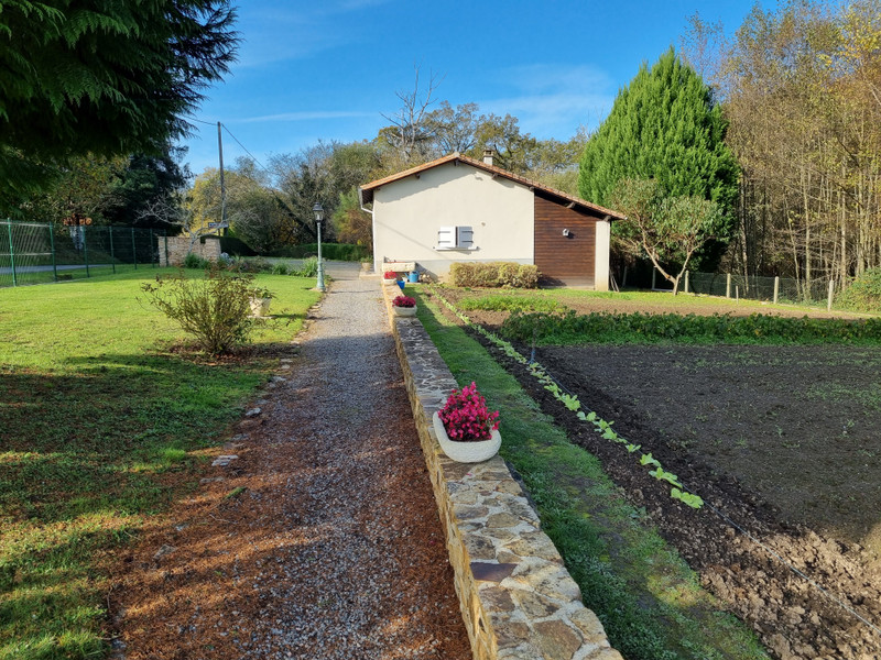 French property for sale in Montrollet, Charente - €199,800 - photo 6
