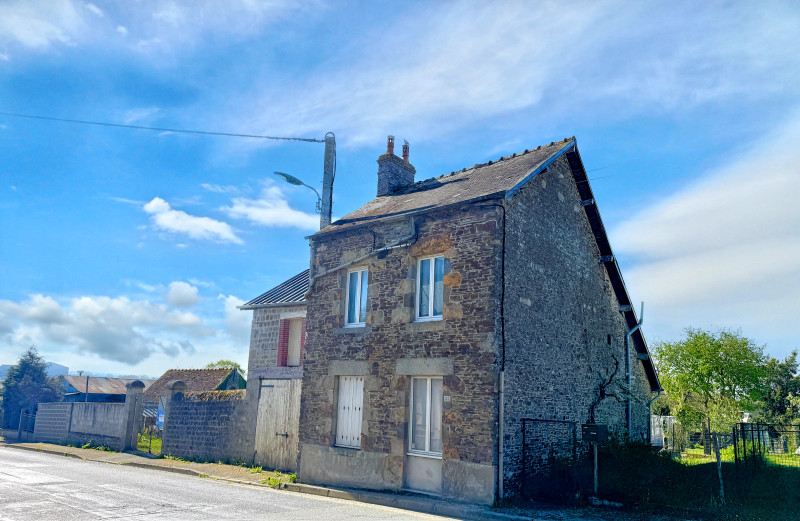 French property for sale in Neuilly-le-Vendin, Mayenne - €59,600 - photo 0