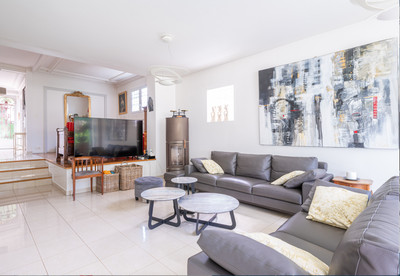 Beautiful family home built in 1900 set in a lovely enclosed garden of over 4305 sq ft. Triple reception room.