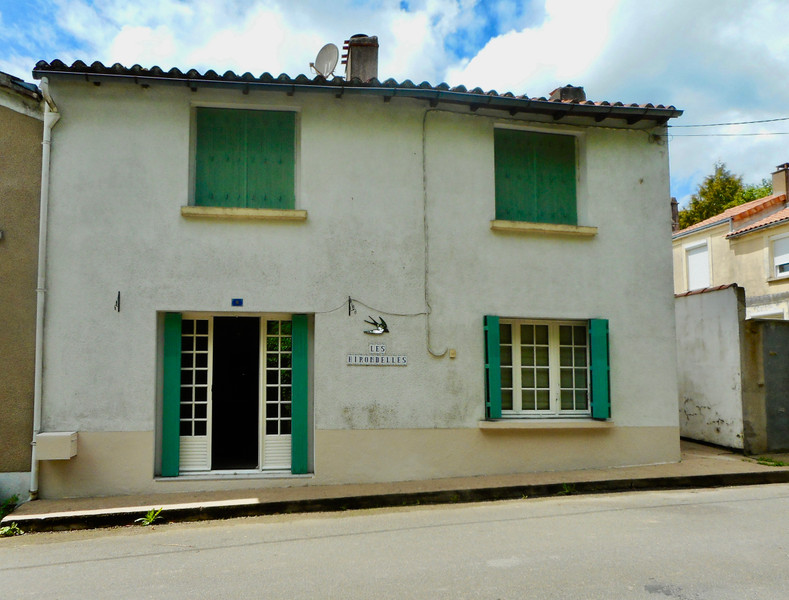 Maison à vendre à Beugnon-Thireuil, Deux-Sèvres - 99 000 € - photo 1