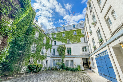 PARIS IV - Notre Dame District  | Characterful 1-2 bed flat with fireplace, exposed beams and a terrace. 