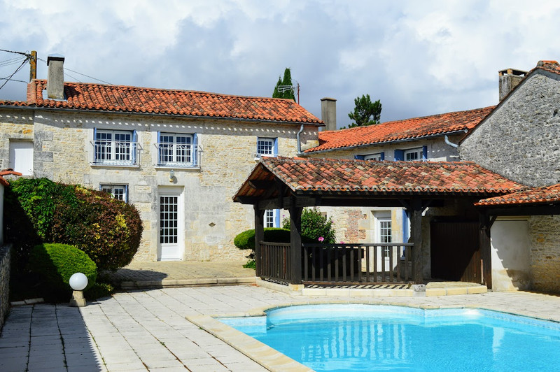 Maison à vendre à La Rochette, Charente - 267 393 € - photo 1 Maison à vendre à La Rochette, Charente - 267 393 € - photo 1