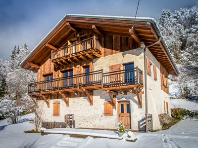 Stunning, fully renovated 19th c. farmhouse near Verchaix – mountain views and large garden. 50 km to Geneva.
