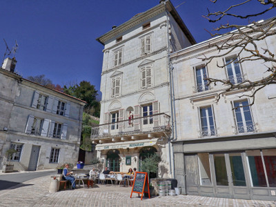 Commerce à vendre à Aubeterre-sur-Dronne, Charente, Poitou-Charentes, avec Leggett Immobilier