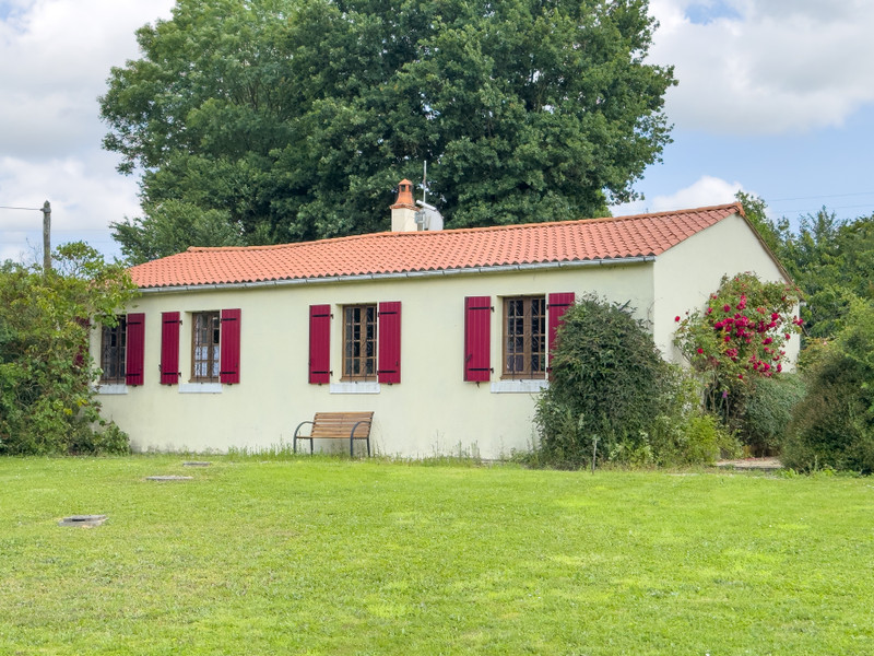 French property for sale in Mouilleron-Saint-Germain, Vendée - €150,000 - photo 1