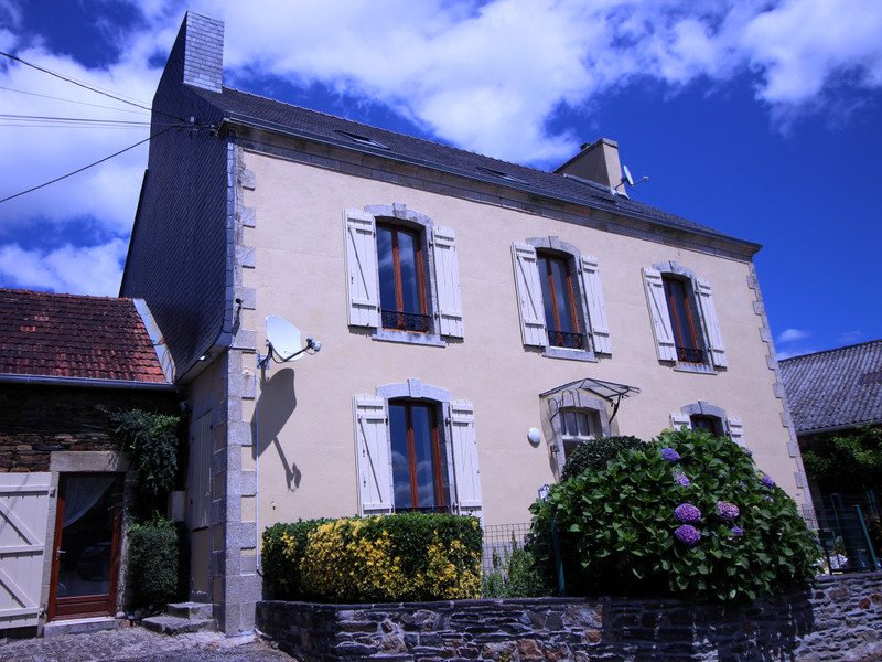 French property for sale in Saint-Coulitz, Finistère - €911,600 - photo 0