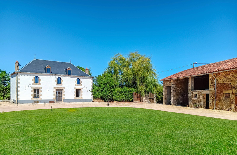 Maison à vendre à Savigné, Vienne - 320.000 € - photo 1