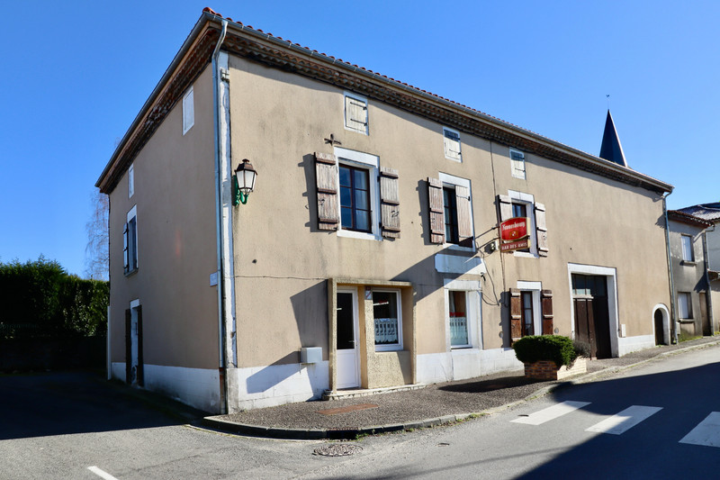 Maison à vendre à Terres-de-Haute-Charente, Charente - 129.000 € - photo 1