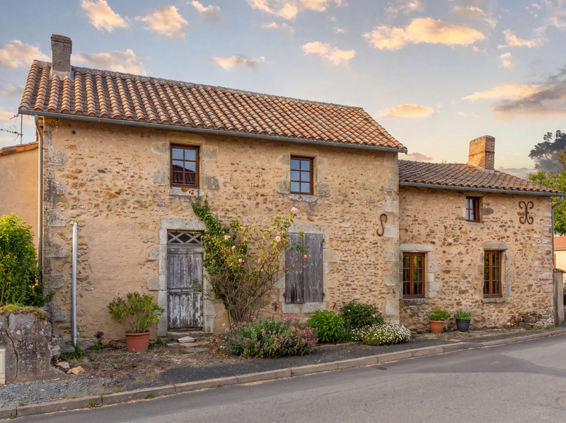 French property for sale in Oroux, Deux-Sèvres - €51,000 - photo 0