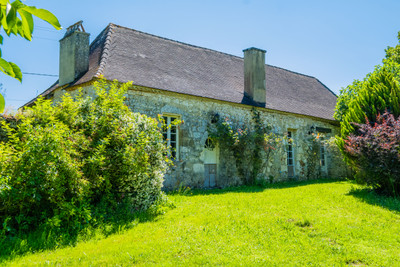 Manor house with one stones house and 2 barns