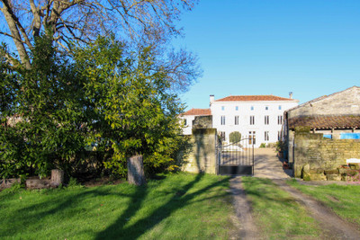 Impressive 5 bedroom maison de maitre with swimming pool, gardens and barns close to market town.
