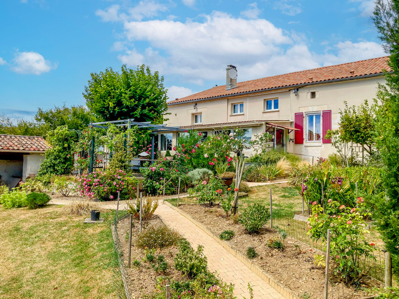 Maison à vendre à Jurignac, Charente - 349 500 € - photo 1