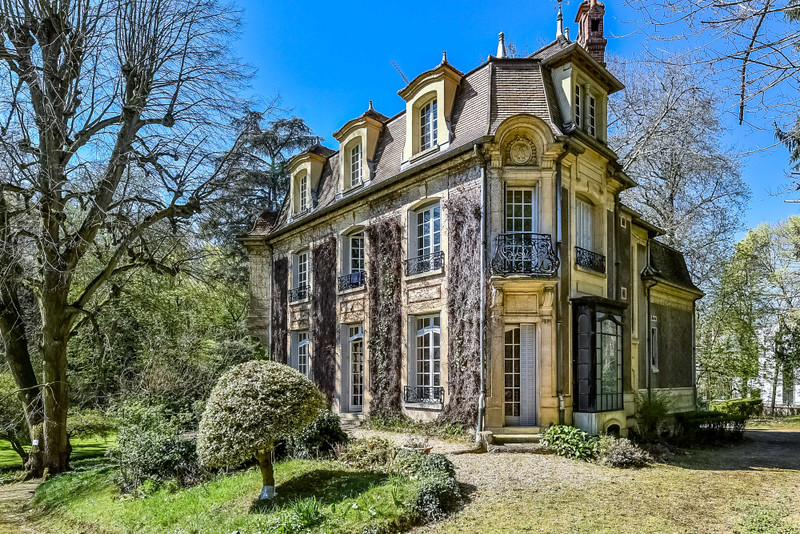 French property for sale in Poissy, Yvelines - €4,200,000 - photo 2