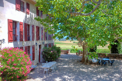 Magnificent character property in the heart of vineyards with breathtaking views, 30' from Aix-en-Provence