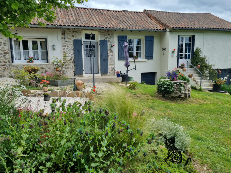 Maison à vendre à Chabanais, Charente - 158.000 € - photo 1