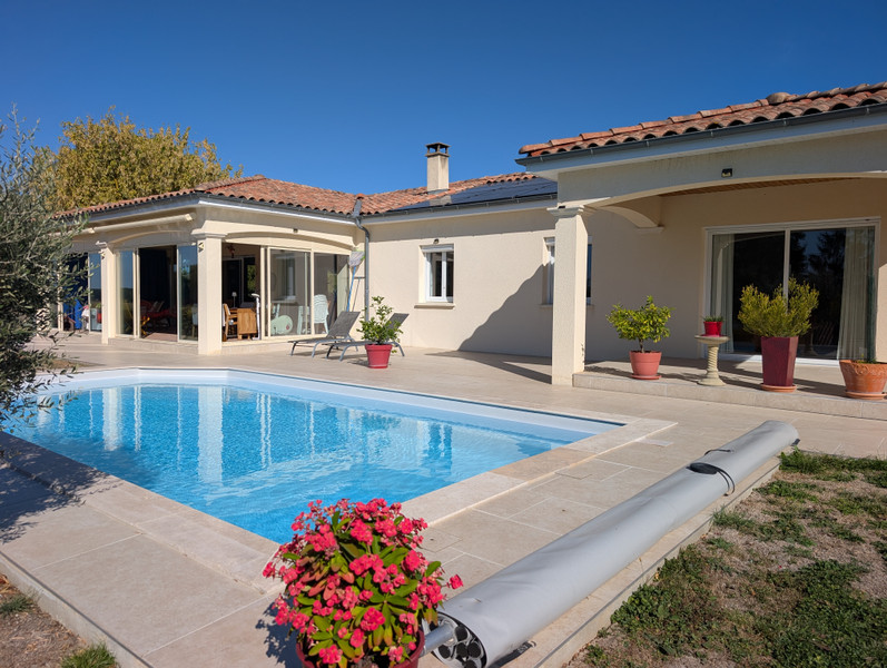 French property for sale in Saint-Maigrin, Charente-Maritime - €424,000 - photo 0
