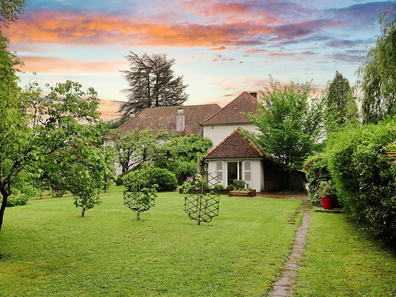 House for sale in Pau PyrénéesAtlantiques Large renovated house in the heart of grounds of