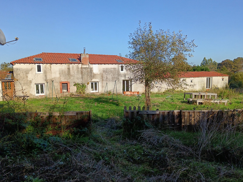 Maison à vendre à Availles-Limouzine, Vienne - 152.600 € - photo 1