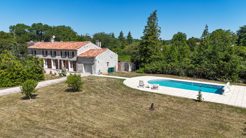 French property for sale in Aumagne, Charente-Maritime - €285,000 - photo 0