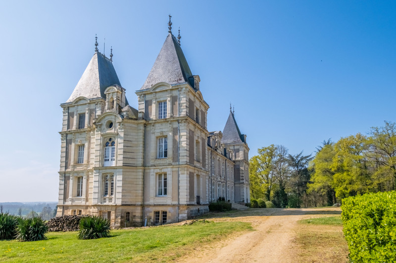 Chateau à vendre en Pays de la Loire MaineetLoire Tiercé Magnifique