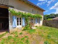 Maison à vendre à Montjean, Charente - 56 600 € - photo 1