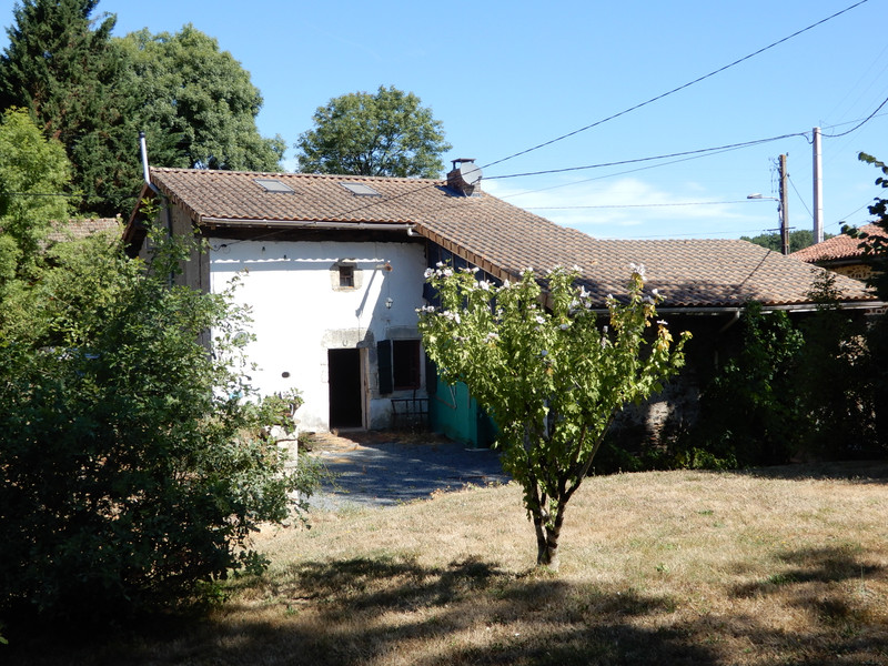 Maison à Cherves-Châtelars, Charente - photo 1