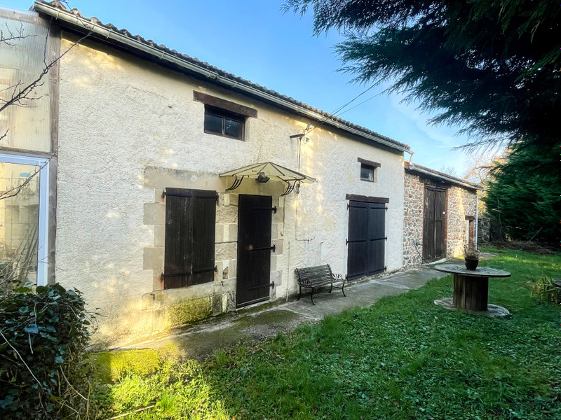 Maison à vendre à Oradour-Fanais, Charente - 172.800 € - photo 1