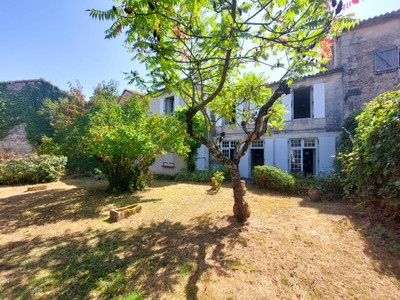 Maison à vendre à Villebois-Lavalette, Charente, Poitou-Charentes, avec Leggett Immobilier
