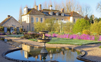 Magnifique Manoir du 18e siècle avec haras, situé sur 120 hectares de terre privilégiée en Normandie.  