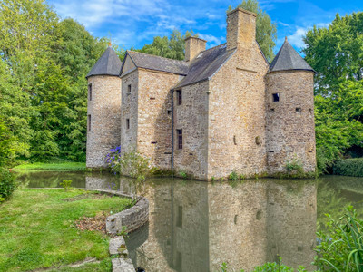 Stunning Manor house in beautiful grounds with a moat and a lake situated 35 min from the Mont St Michel