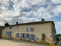 Maison à vendre à Chillac, Charente - 318 000 € - photo 1